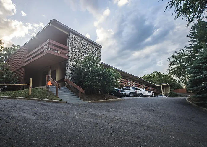 Cheap hotel: The Mountaineer Inn - Asheville